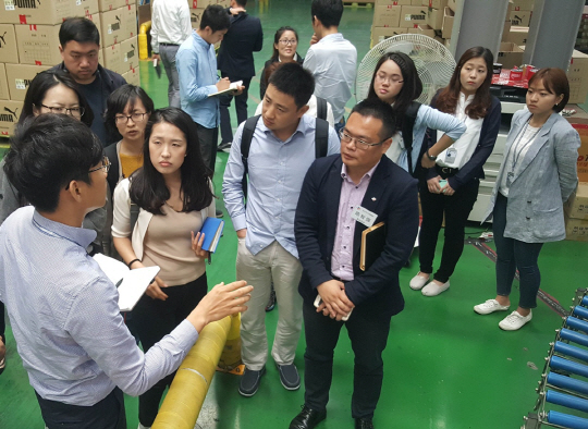 CJ대한통운은 지난달 23일부터 이달 3일까지 2주 간 중국 CJ로킨을 비롯해 중국 CJ스마트카고와 중국 CJ대한통운 임직원 15명을 국내로 초청하는 '해외 우수인재 한국 초청 프로그램'을 했다. 프로그램에 참가한 중국 직원들이 물류센터를 방문해 실무자의 설명을 듣고 있다. <CJ대한통운 제공>